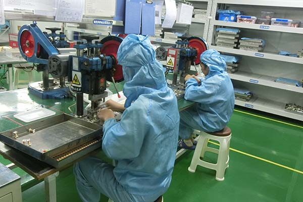 高登繼電器員工認真工作